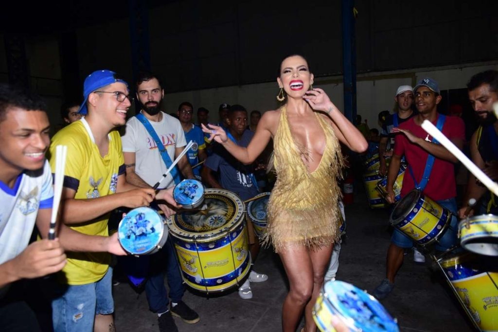 Erika Schneider é apresentada como musa da Águia de Ouro