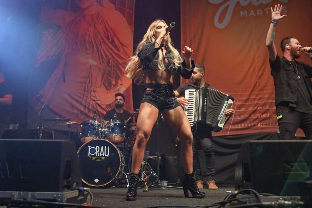 Gabi Martins leva a família para show em São Paulo