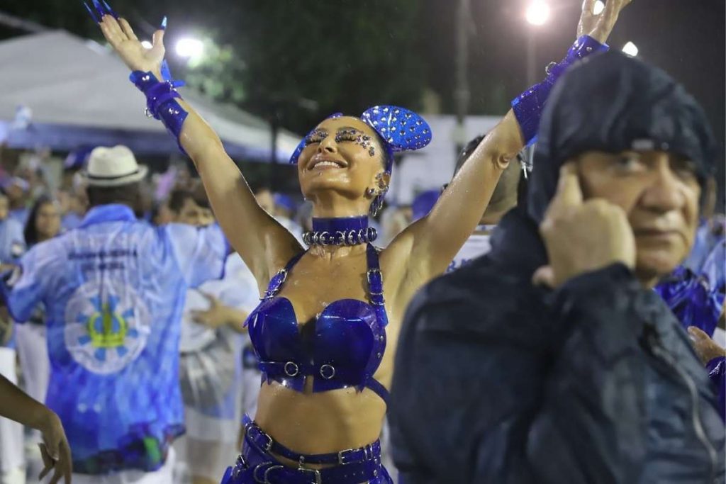 Sabrina Sato cai no samba debaixo de forte chuva na Sapucaí