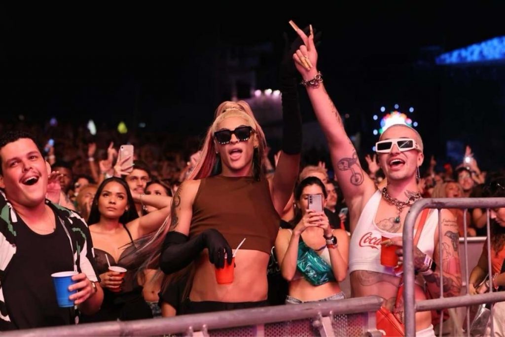 Pabllo Vittar assiste a show de DOJA CAT no LollaPalooza. 