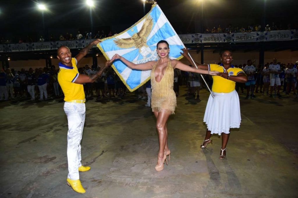 Erika Schneider é apresentada como musa da Águia de Ouro