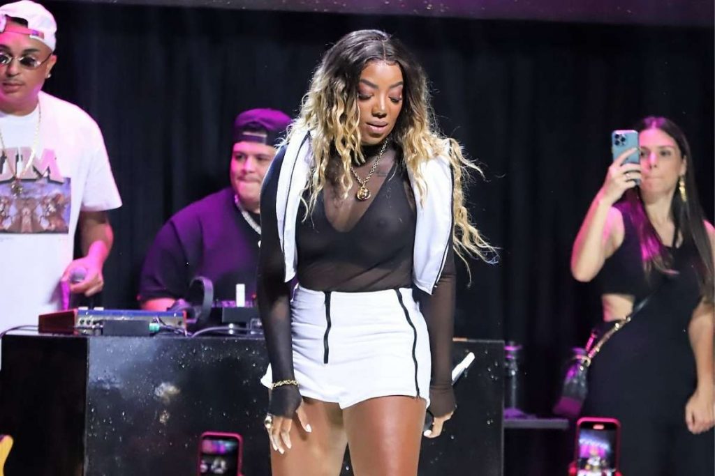Ludmilla é traída por look em show no Rio de Janeiro