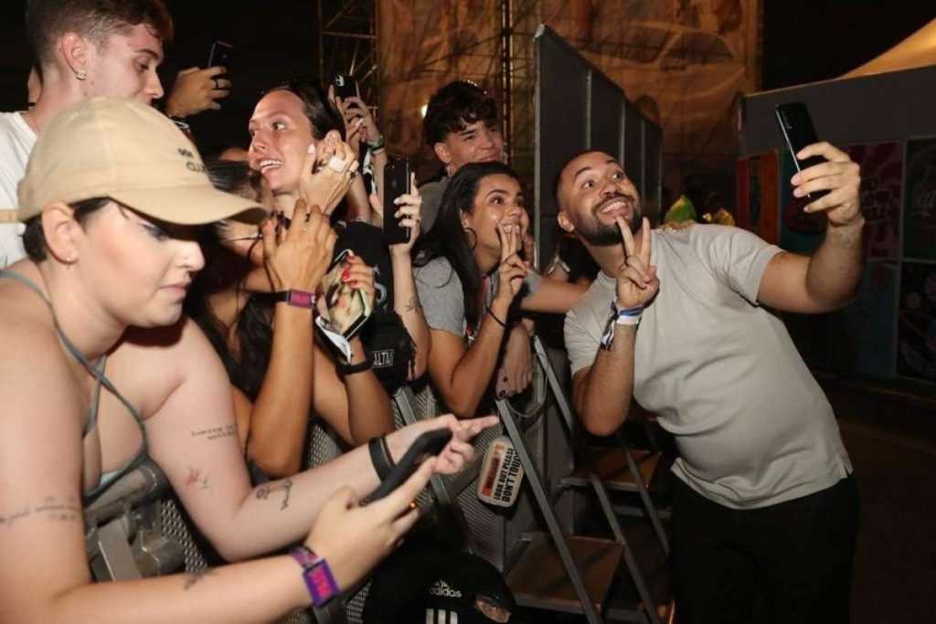 Gil do Vigor assiste a show de DOJA CAT no LollaPalooza. 