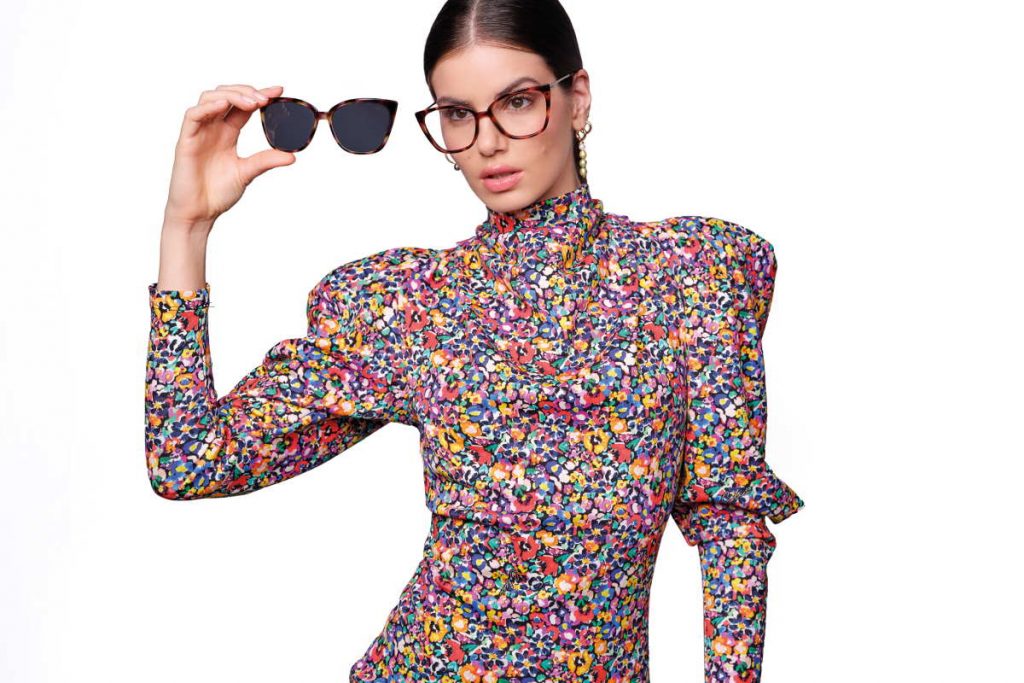 Camila Queiroz de oculos