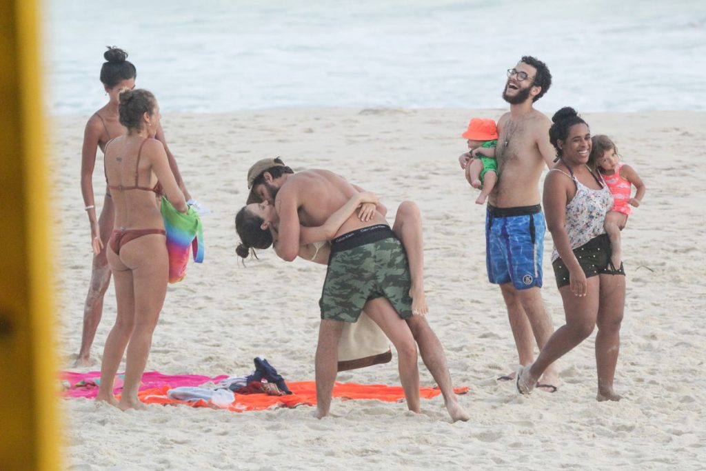 Chay Suede e Laura Neiva na praia