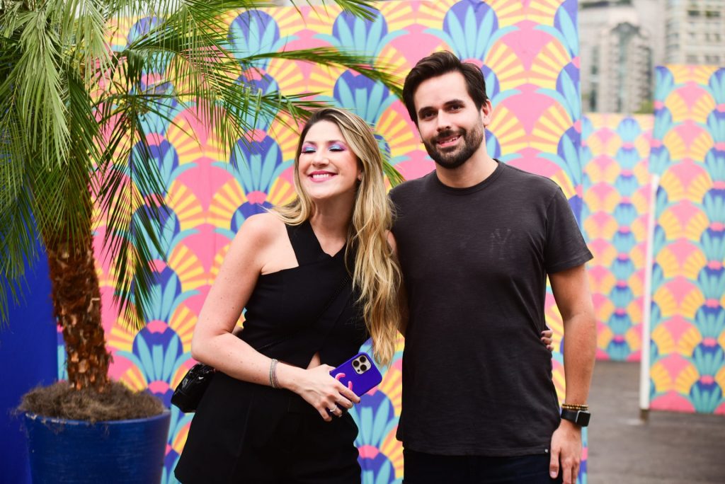 Dani Calabresa e Richard posando para foto