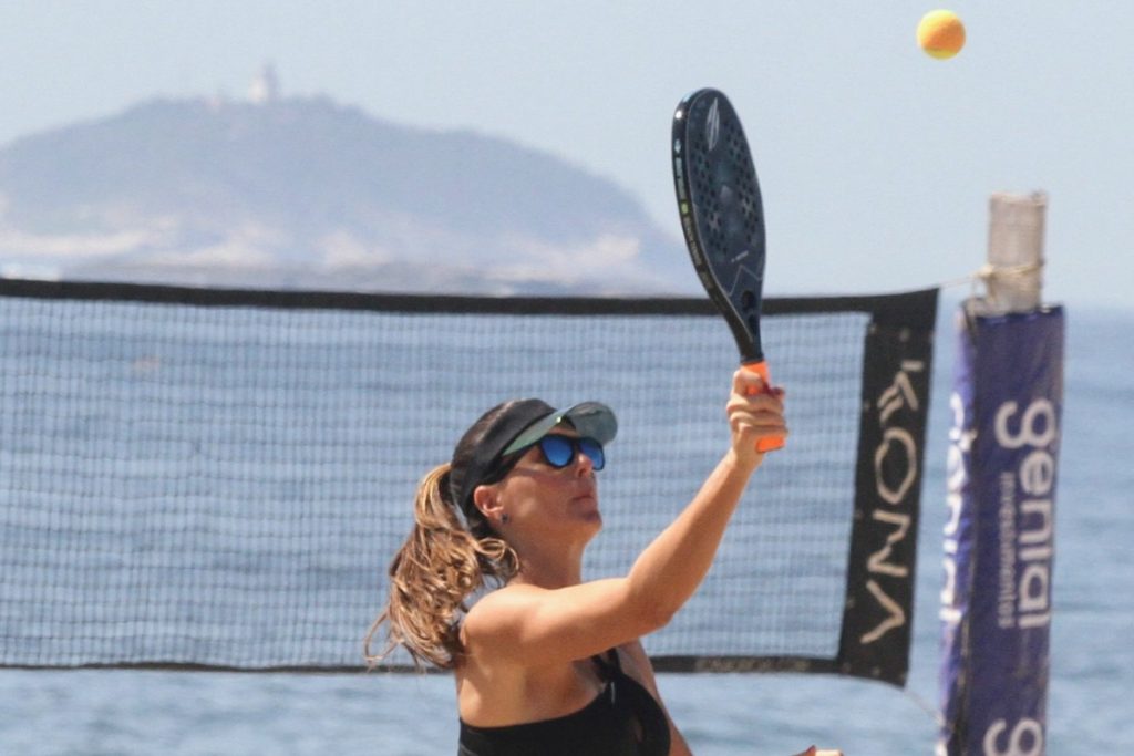 Daniella Sarahyba joga beach tênis no Rio
