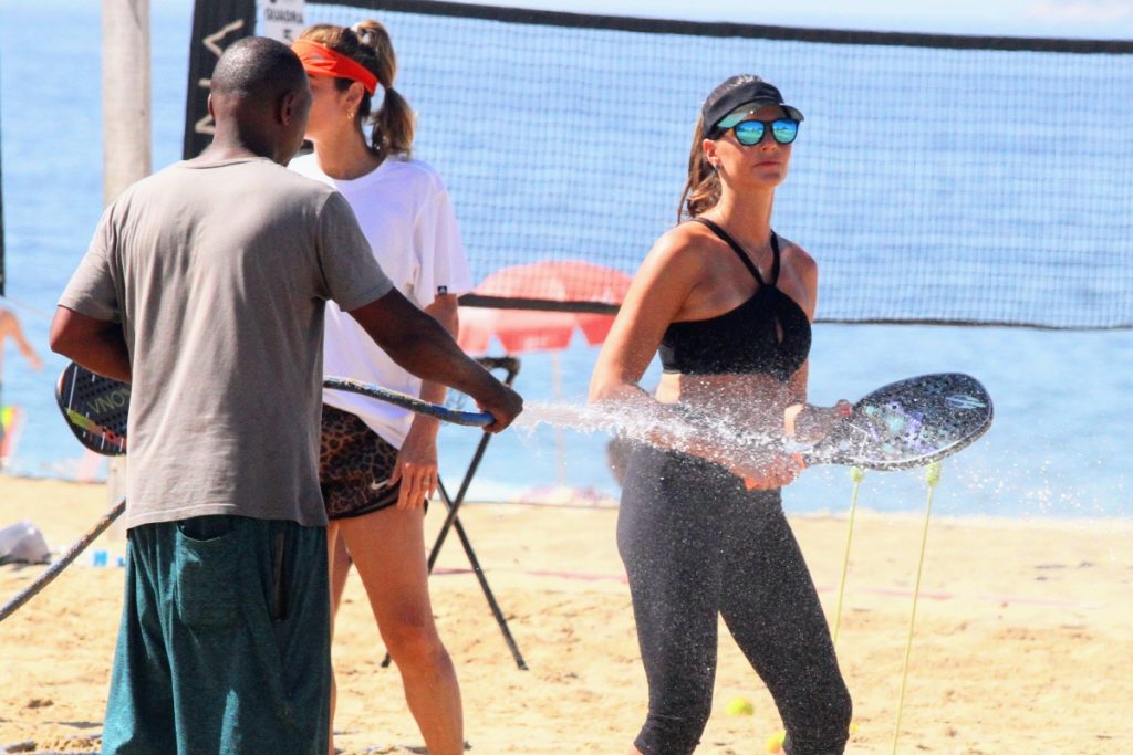 Daniella Sarahyba joga beach tênis no Rio