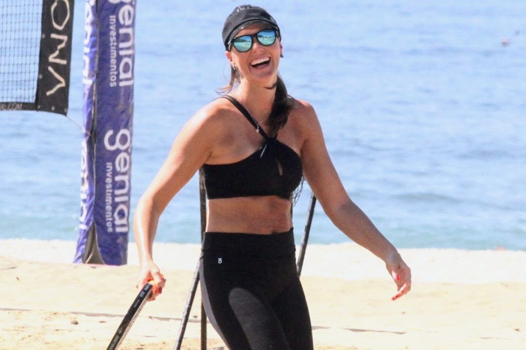 Daniella Sarahyba joga beach tênis no Rio