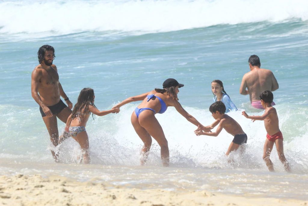 Deborah Secco na praia