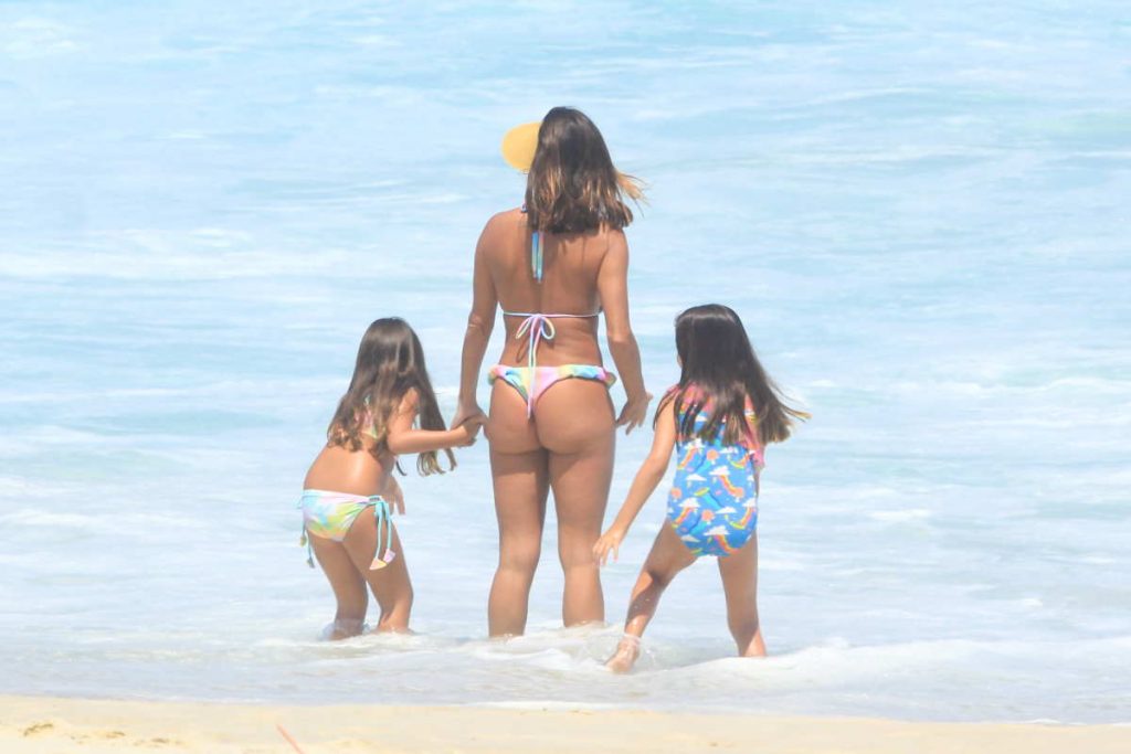 Deborah Secco na praia da Barra da Tijuca