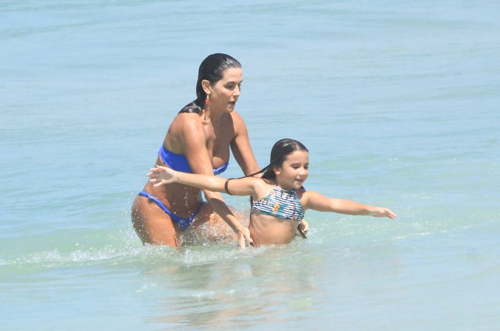 Deborah Secco na praia