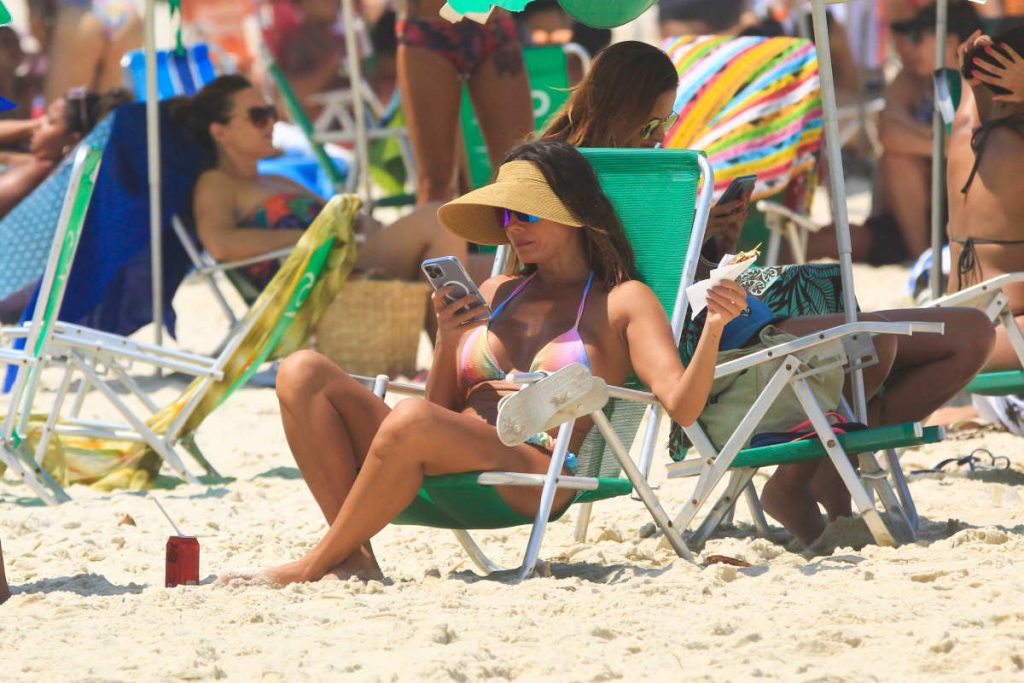 Deborah Secco na praia da Barra da Tijuca