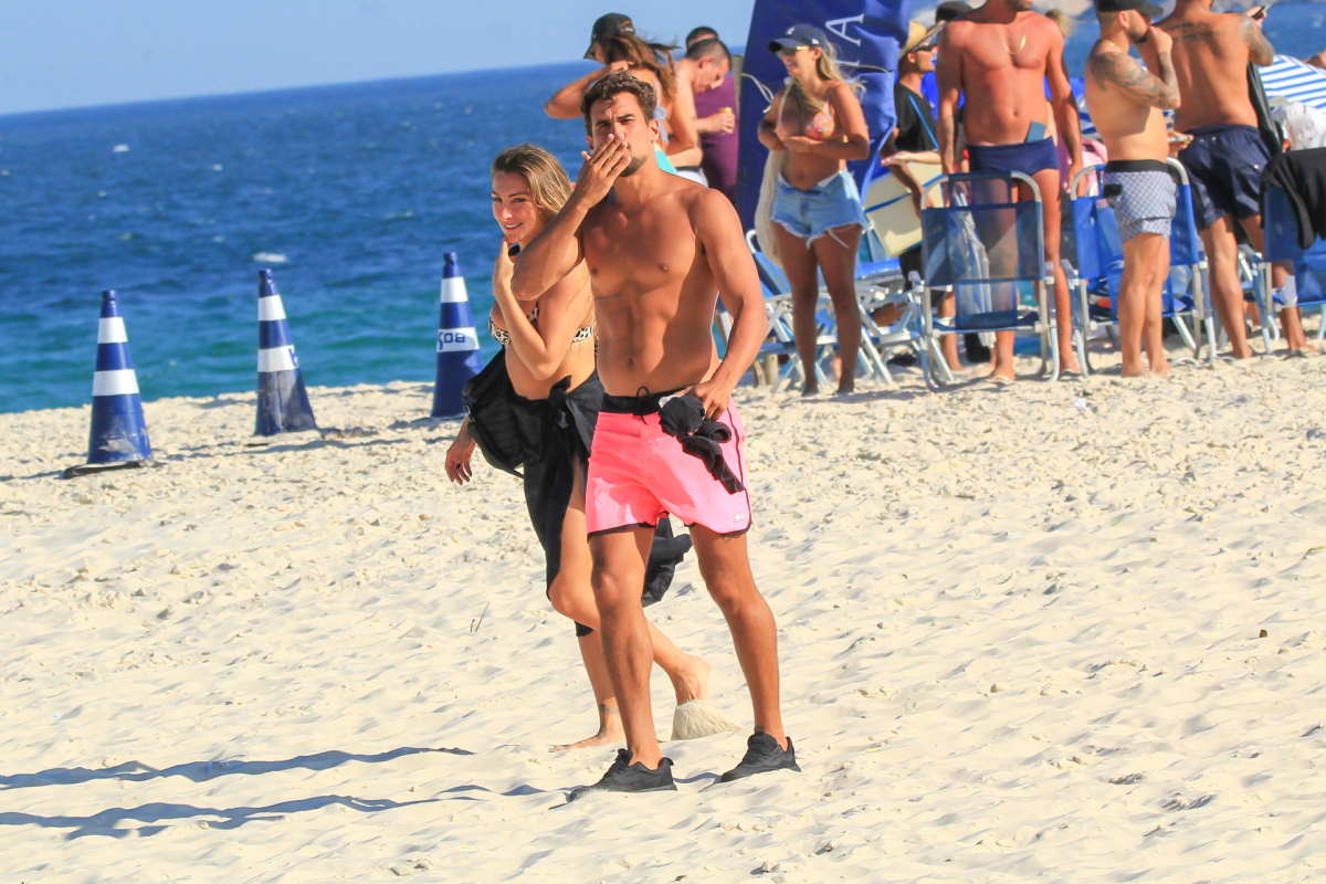 Felipe Roque e Sofia Starling na praia