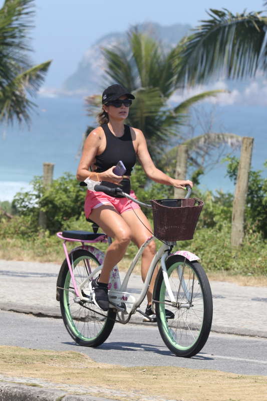 Otaviano Costa e Flavia Alessandra andam de bike