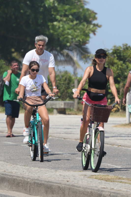 Otaviano Costa e Flavia Alessandra andam de bike