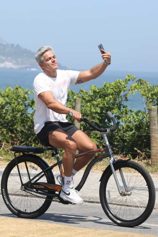 Otaviano Costa e Flavia Alessandra andam de bike