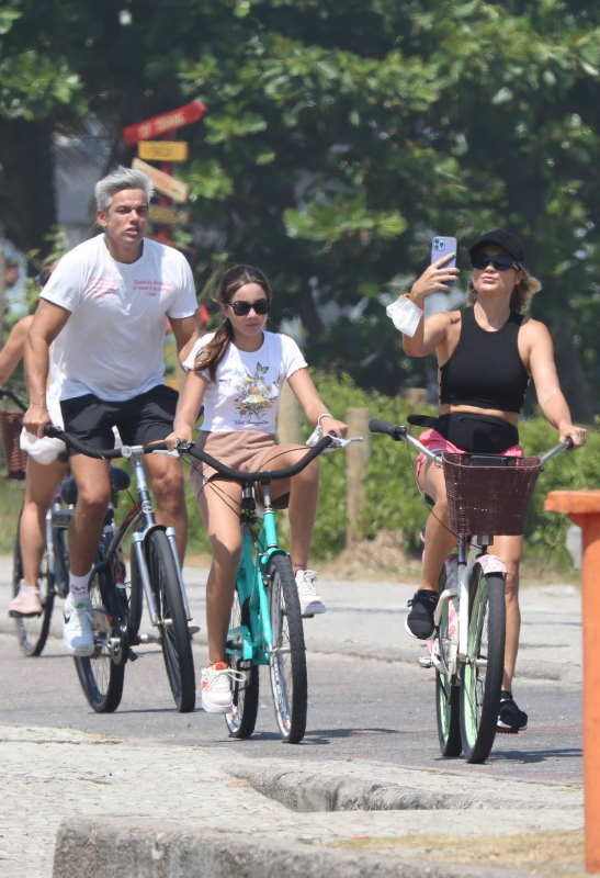 Otaviano Costa e Flavia Alessandra andam de bike