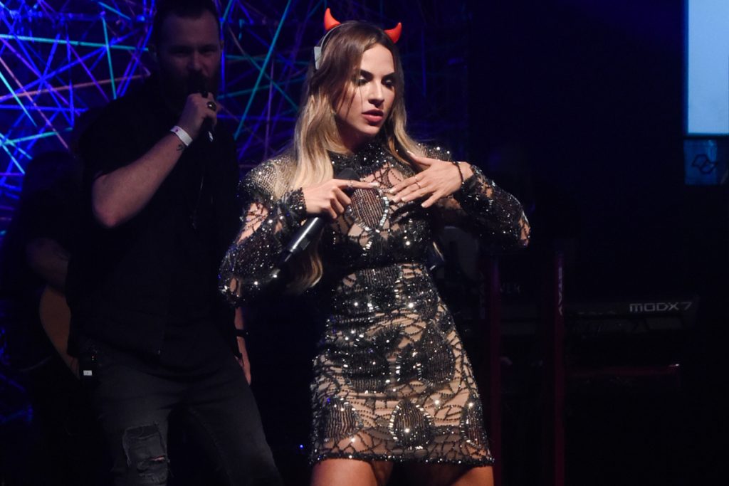 Gabi Martins aparece vestida de diabinha