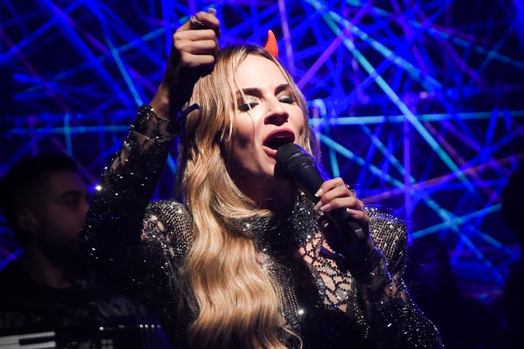 Gabi Martins aparece vestida de diabinha