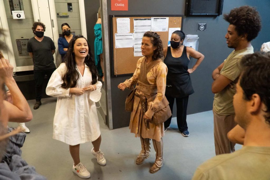 Juliette Freire foi conferir o musical As Cangaceiras Guerreiras do Sertão