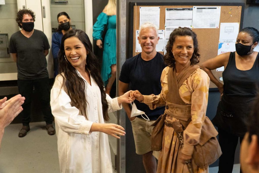 Juliette Freire foi conferir o musical As Cangaceiras Guerreiras do Sertão