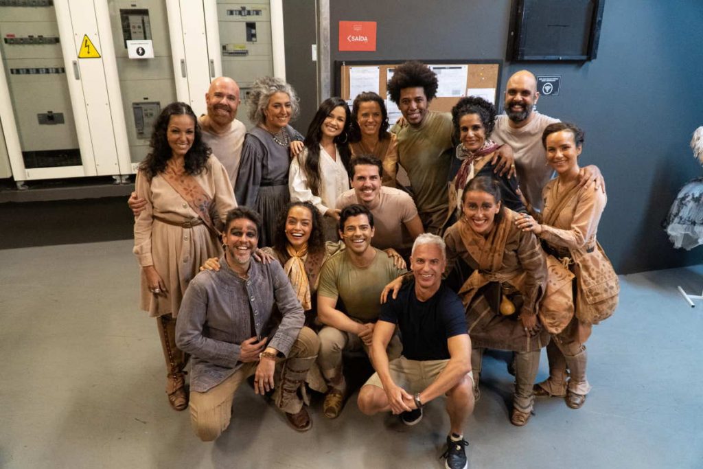 Juliette Freire foi conferir o musical As Cangaceiras Guerreiras do Sertão