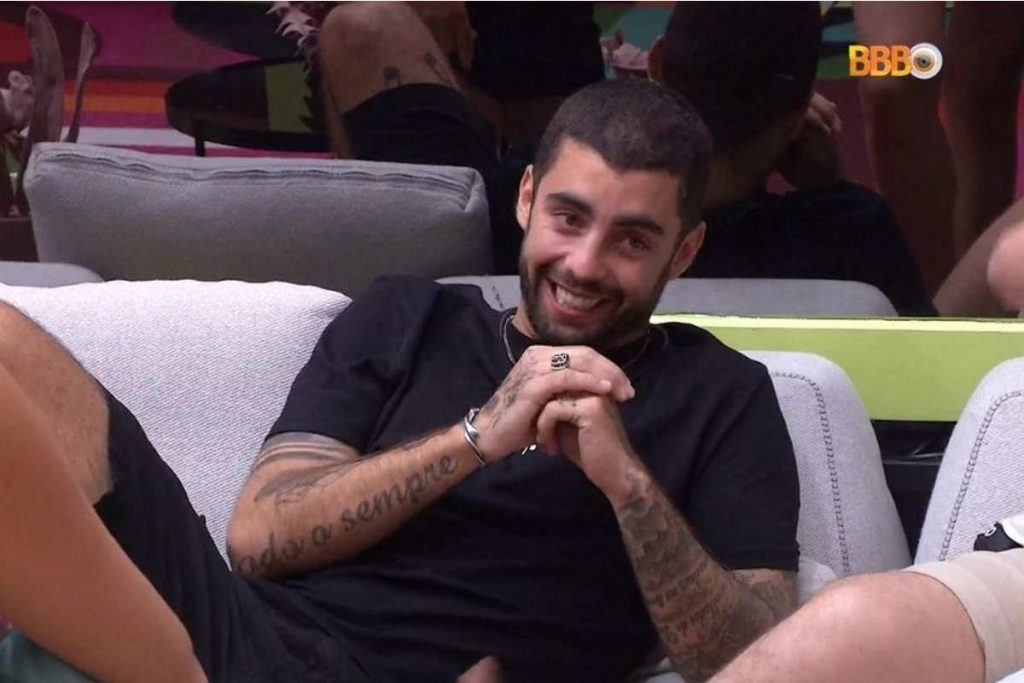 Pedro Scooby no sofa