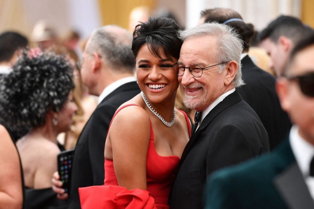 Steven Spielberg e Ariana DeBose   de 'Amor Sublime Amor - Foto: Grosby Group