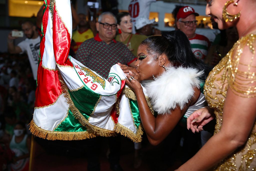 Adriana Bombom beijou a bandeira da Grande Rio