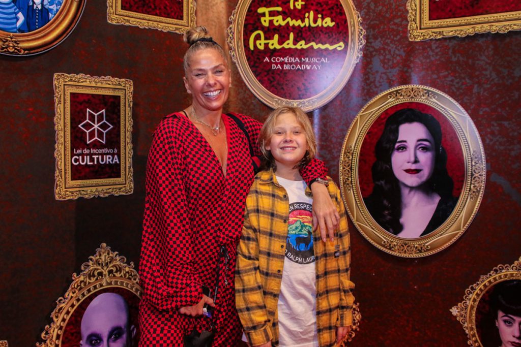 Adriane Galisteu e o filho no musical A Família Addams