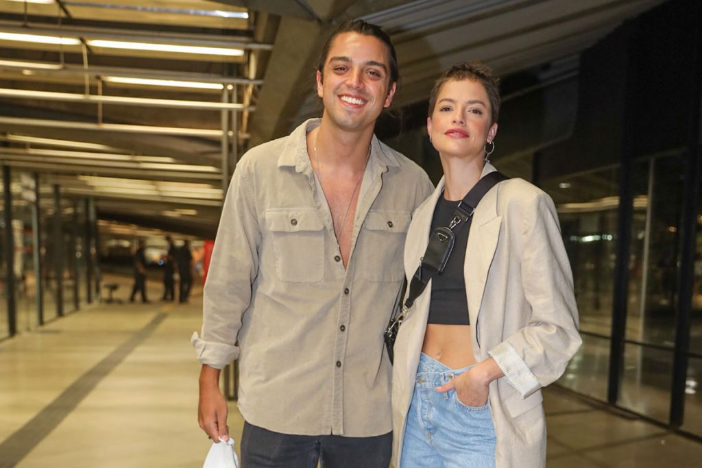 Rodrigo Simas e Agatha Moreira na peça de Louise D'Tuani e Rodrigo Pandolfo