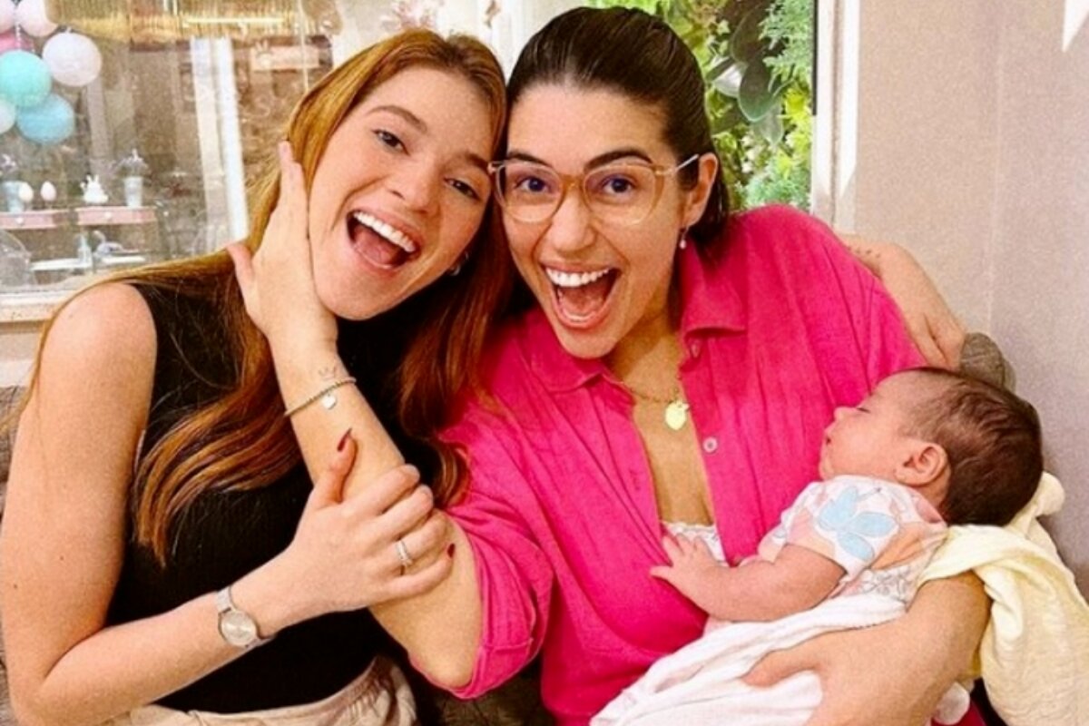Ana Clara, Vivian Amorim com a filha, Malu, no colo