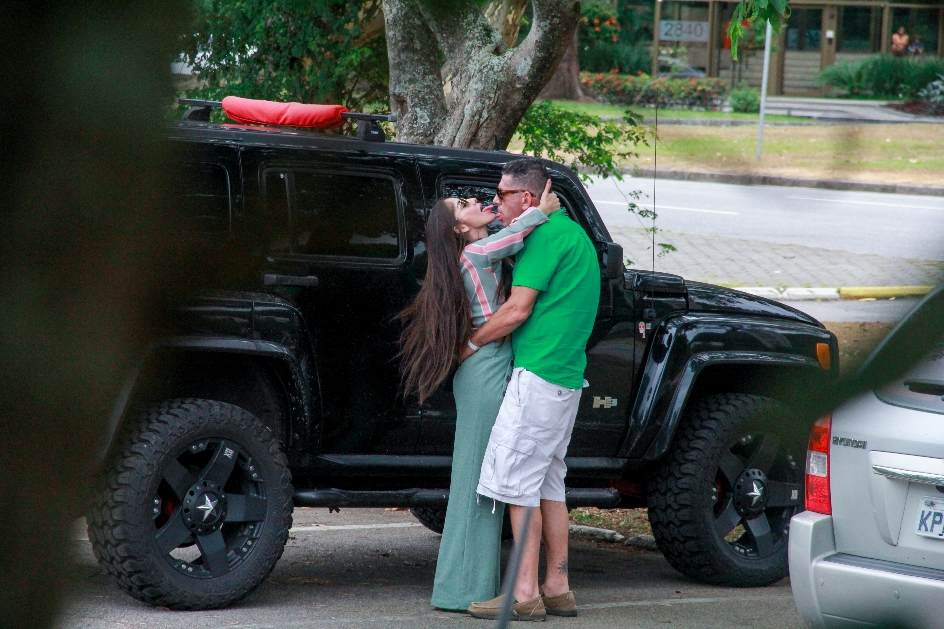 Anamara e rapaz misterioso flagrados aos beijos