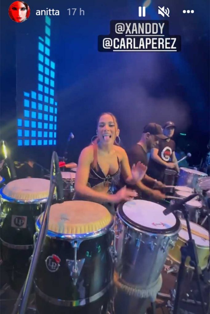 Anitta faz careta ao tocar na percussão