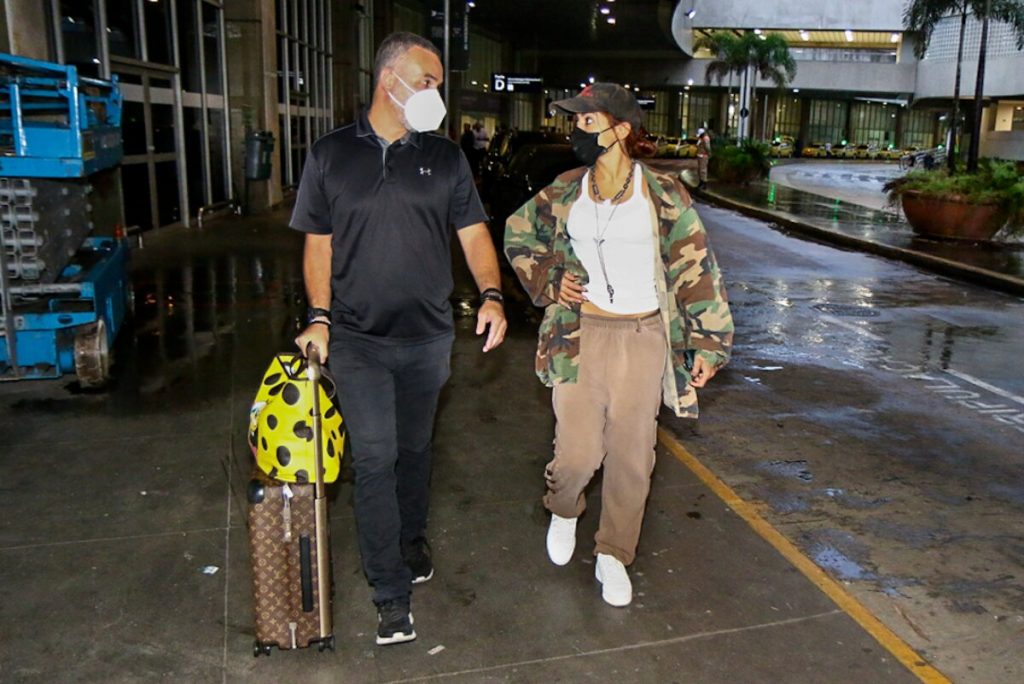 Anitta desembarca no aeroporto do Rio de Janeiro