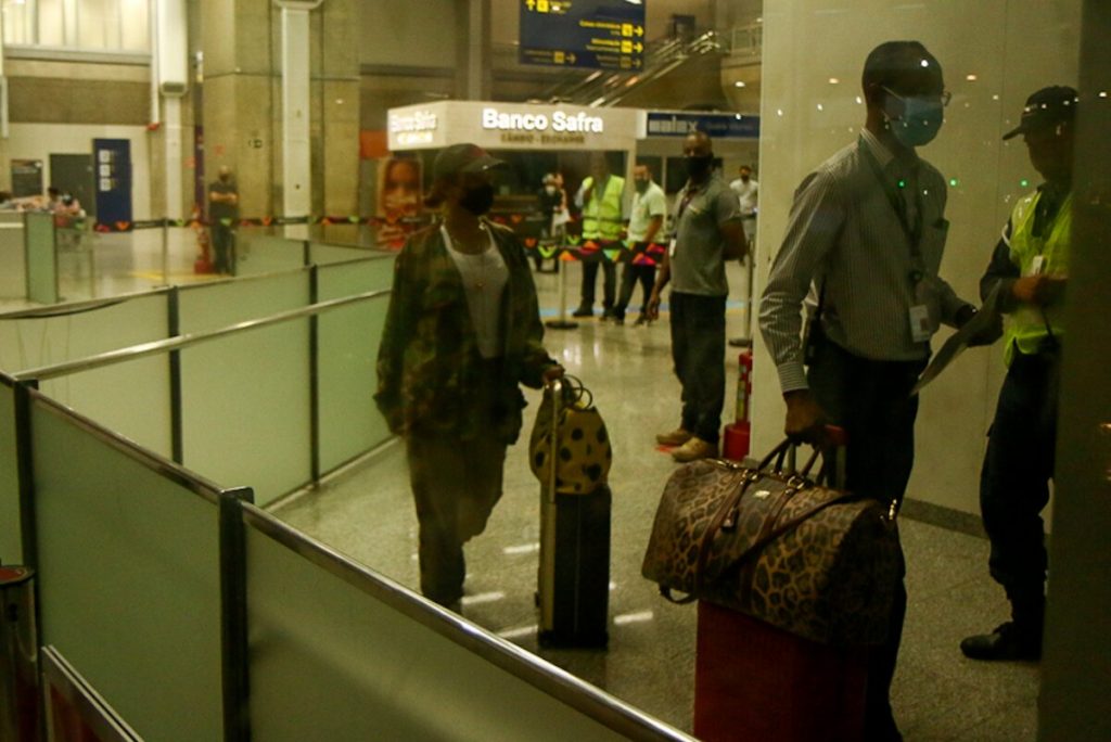Anitta desembarca no aeroporto do Rio de Janeiro