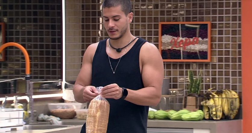 arthur aguiar comendo pão