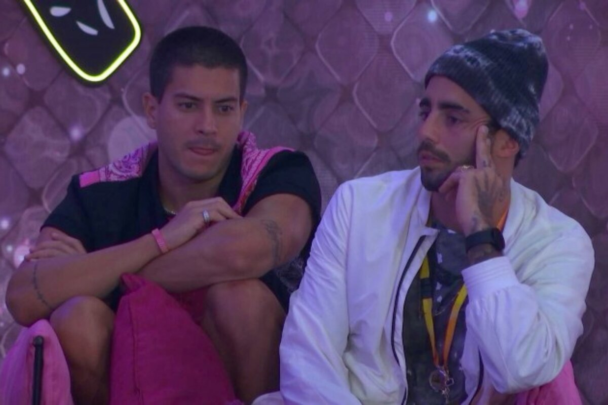 Arthur Aguiar e Pedro Scooby conversando, sentados