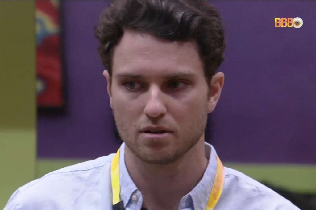 Logo após o programa ao vivo, Lucas, Pedro Scooby, Paulo André, Arthur Aguiar e Eslovênia começaram a brigar na sala do BBB22.