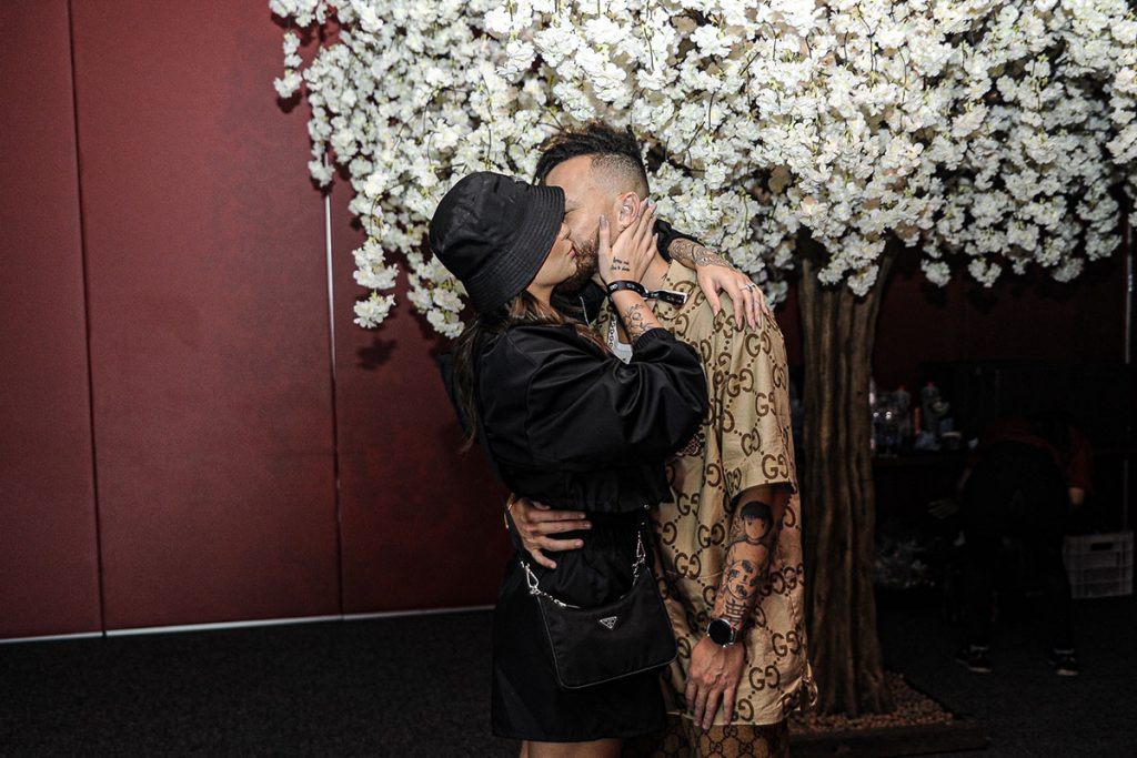 Bianca Andrade e Fred trocaram muitos beijos no evento