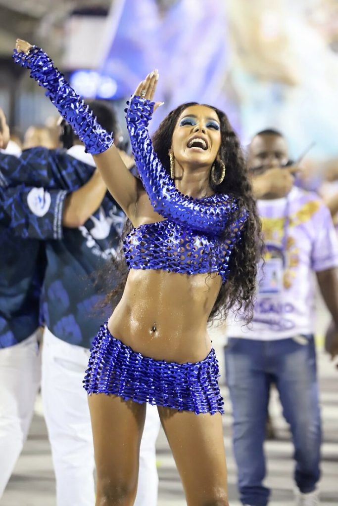 Brunna Gonçalves samba no ensaio da Beija-flor na Sapucaí