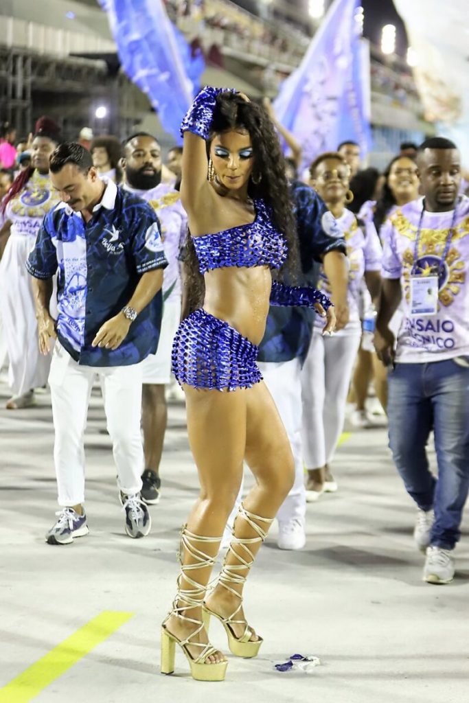 Brunna Gonçalves samba no ensaio da Beija-flor na Sapucaí