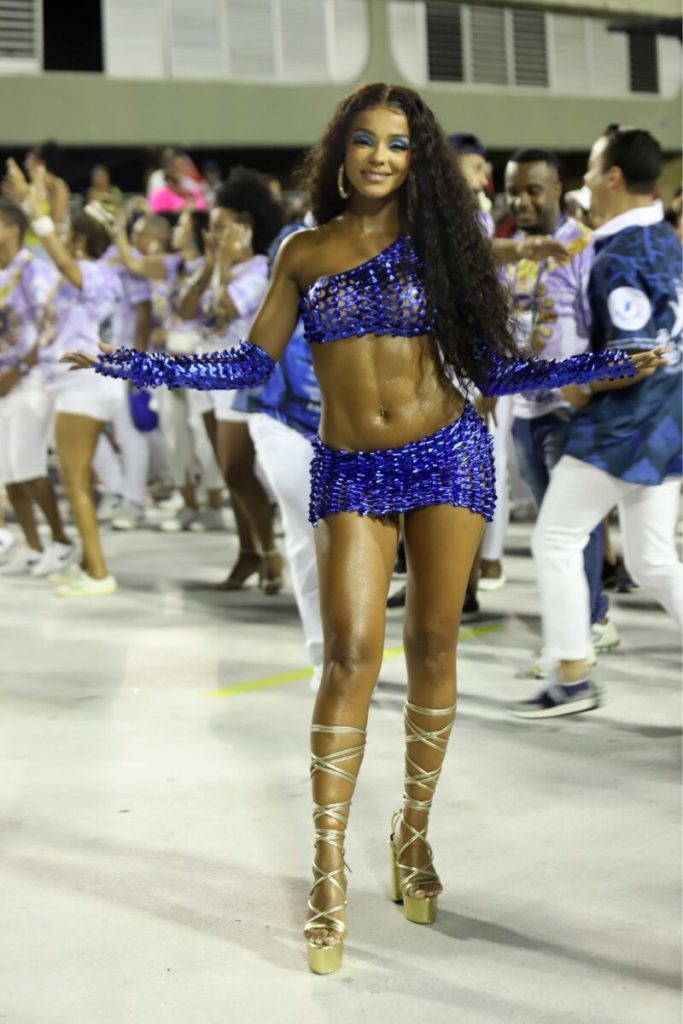 Brunna Gonçalves samba no ensaio da Beija-flor na Sapucaí