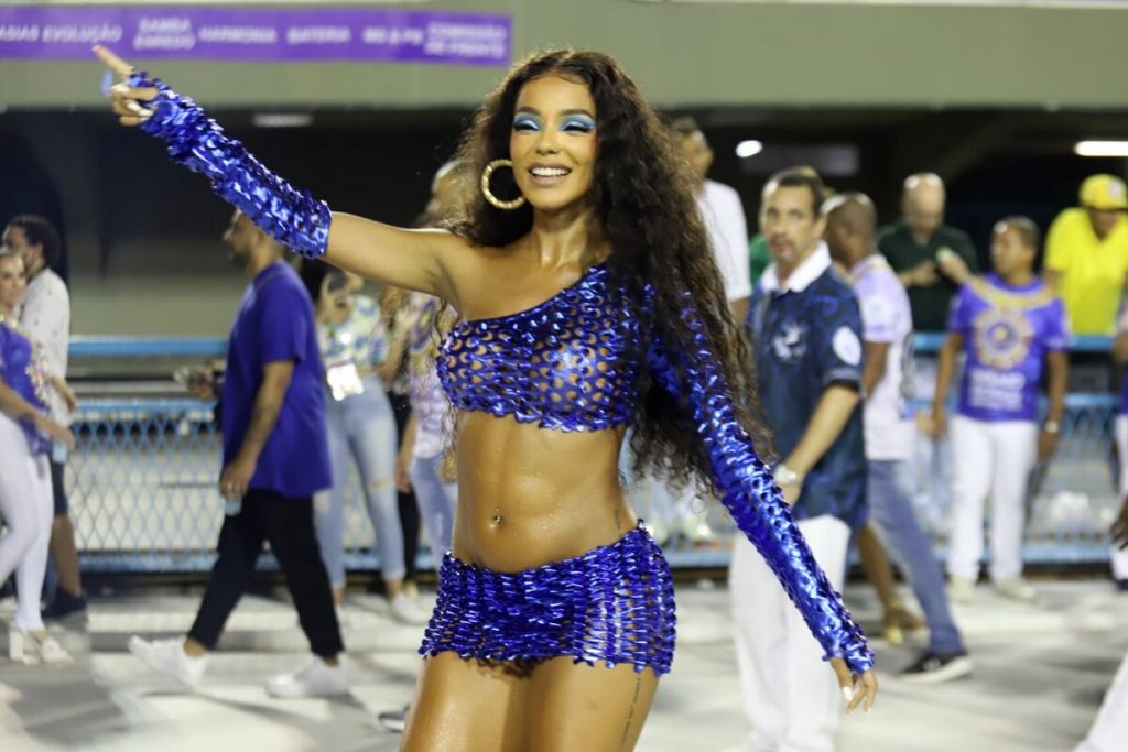 Brunna Gonçalves samba no ensaio da Beija-flor na Sapucaí