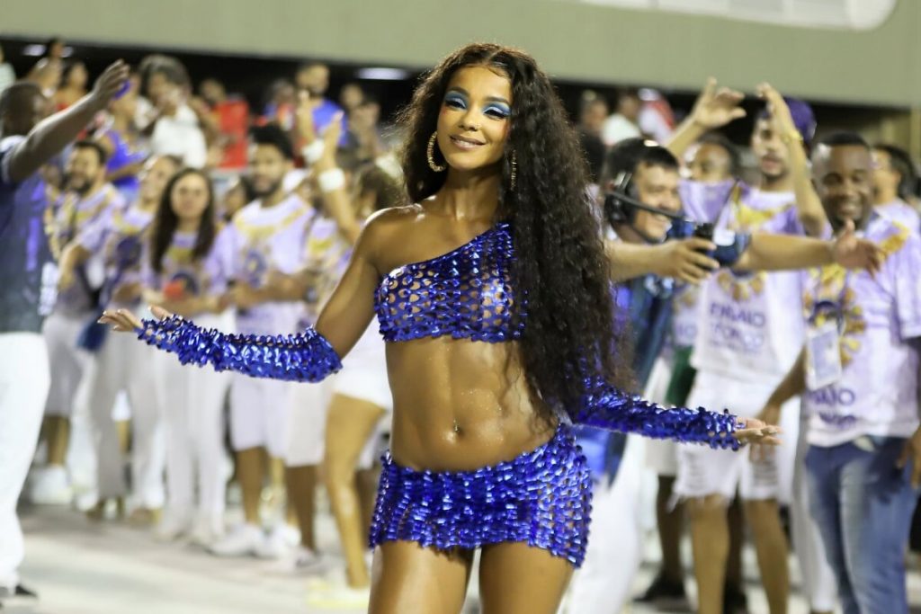 Brunna Gonçalves samba no ensaio da Beija-flor na Sapucaí