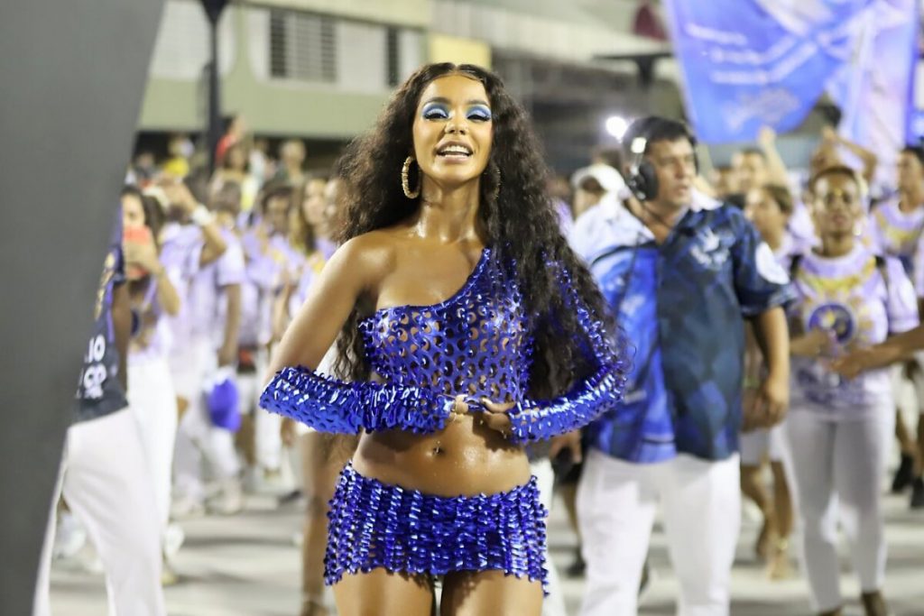 Brunna Gonçalves samba no ensaio da Beija-flor na Sapucaí