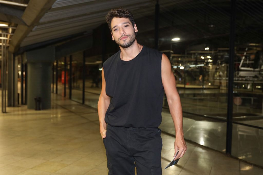 Bruno Fagundes na peça de Louise D'Tuani e Rodrigo Pandolfo