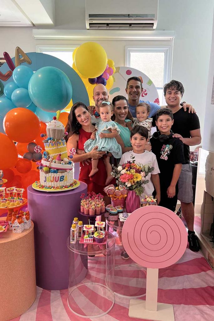 Camila Camargo e família em festa da filha