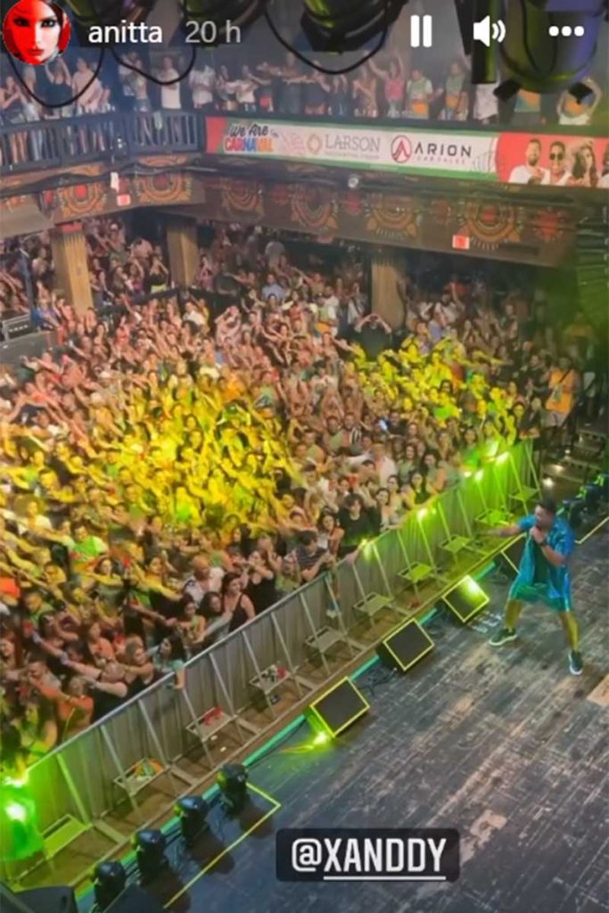 Xanddy se apresenta com casa lotada